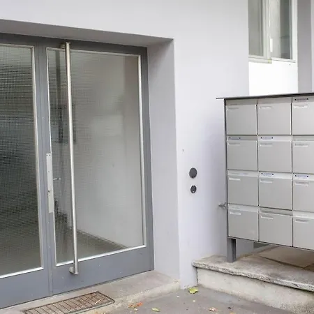 1 Bedroom Flat Center Near - D7